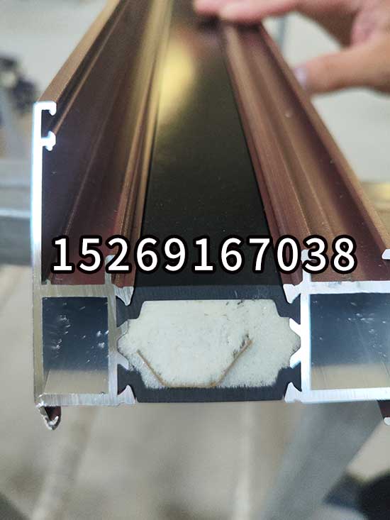 斷橋鋁門窗內(nèi)部填充物 聚氨酯泡沫(圖3) JX-H-P30S穿條機聚氨酯泡沫斷橋鋁門窗內(nèi)部填充物案例